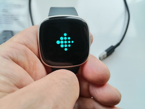 Fitbit versa fitness tracker - fitbit,